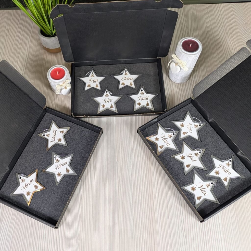 Decoración del árbol de Navidad con adornos personalizados en madera blanca.