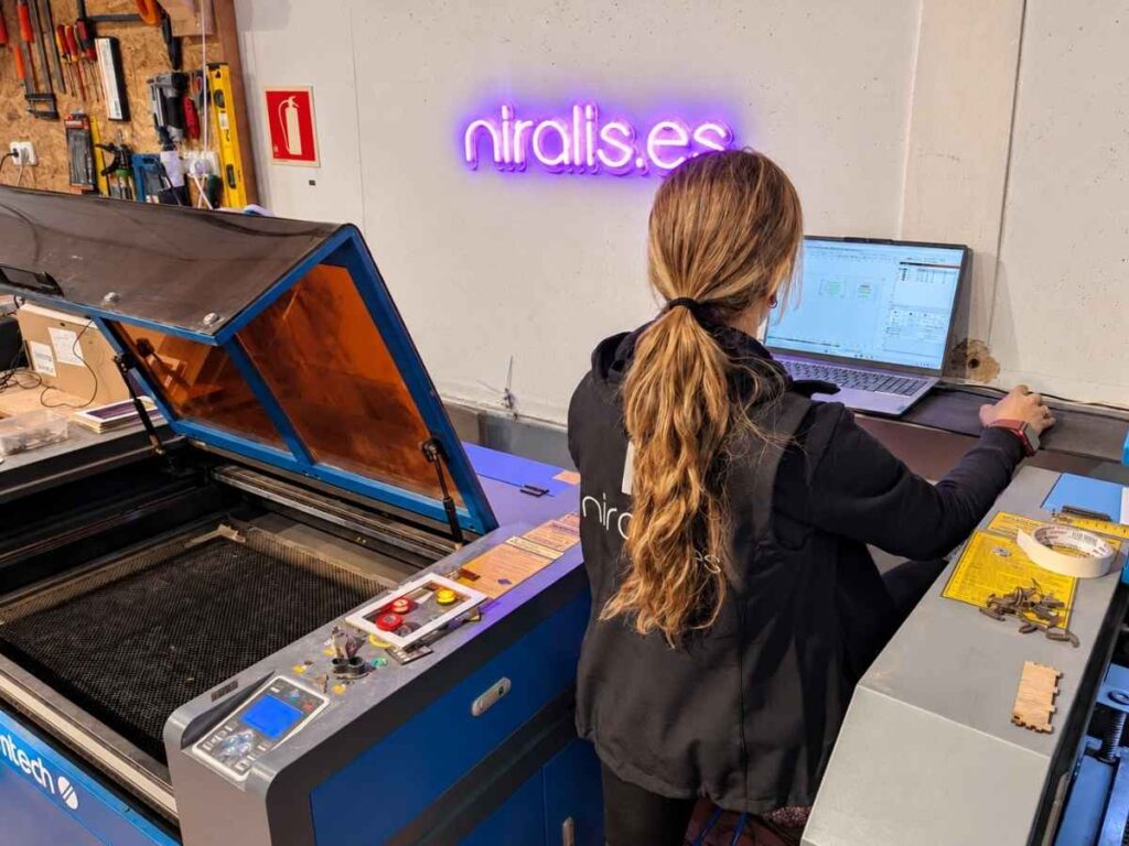 Silvia trabajando en el taller de NIRALIS personalizando productos